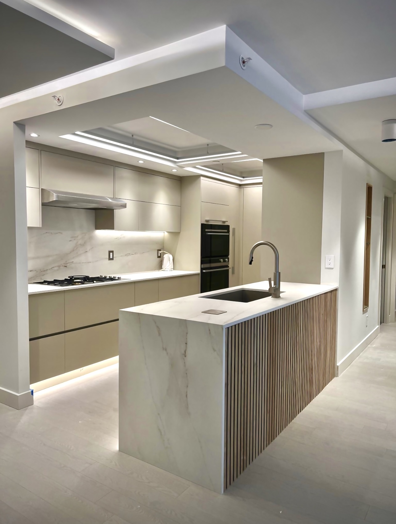 Marinaside apartment kitchen with cabinetry and a slatted peninsula